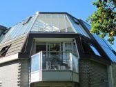 Corner apartment with balcony, lighting/ above: sunroom