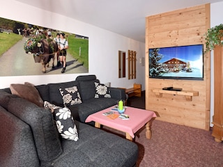 Gemütliches Sofa mit Flachbildschirm