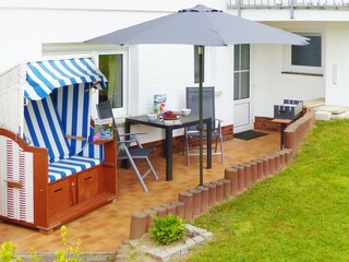 Möblierte Terrasse mit eigenem Grill