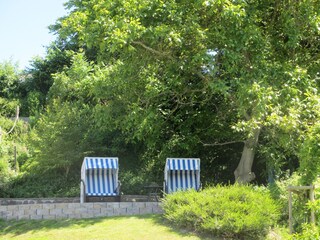 Separate Strandkorbterrasse auf dem Grundstück