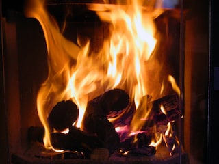 Flackernder Kamin und ein samtiger Rotwein!