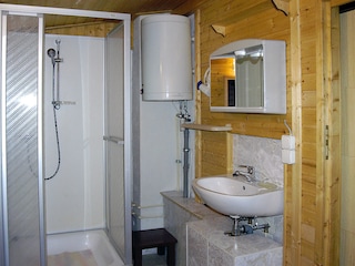 Geräumige Dusche, WC, Waschtisch im Haus
