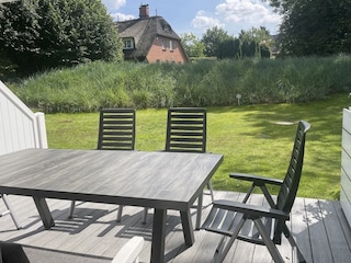 Blick von der Terrasse in den Garten