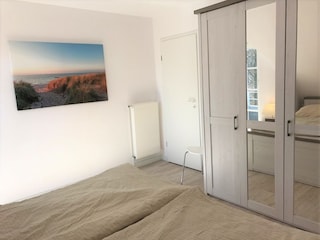 Schlafzimmer 1 im OG mit Doppelbett und kleinem Balkon