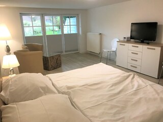 Schlafzimmer 3 im GG mit Zugang zur Südterrasse