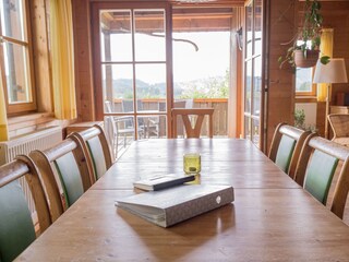 Essbereich mit Aussicht auf die Berge