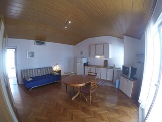 Großes Wohnzimmer mit Küche