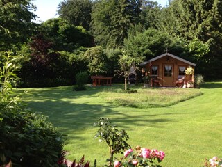 Blick aus der Fewo zum Garten, Grillplatz und Wald