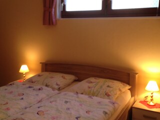 Schlafzimmer mit Doppelbett