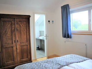Schlafzimmer 2 mit Blick zum eigenen Badezimmer