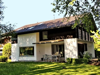 Hausansicht mit Terrasse