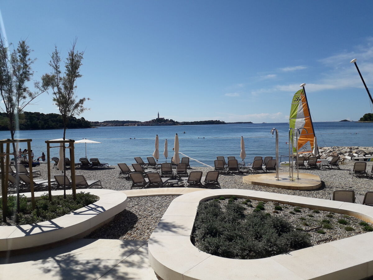 Blick vom Strand zu Rovinj