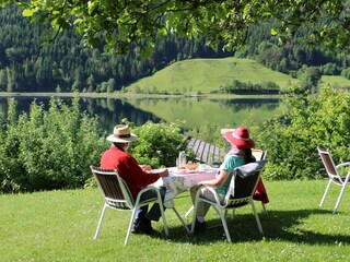 Frühstück im Obstgarten mit Seeblick