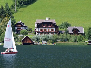 Obergasserhof im Sommer mit direktem Seezugang