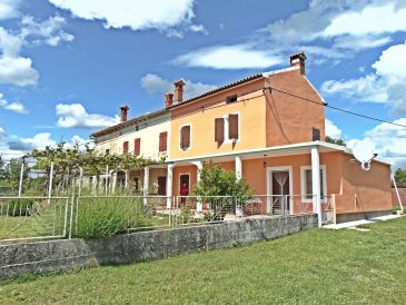 Ferienhaus mit Pool und Garten