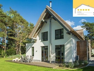 Gartenansicht des Hauses mit Terrasse