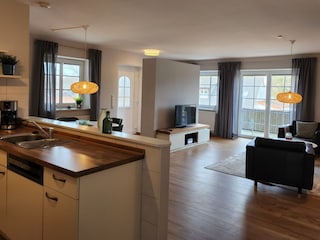 Küche mit Blick ins Wohnzimmer