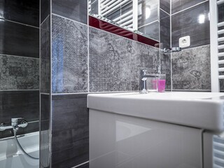 Luxus mit Badewanne, Regendusche und Handtuchheizkörper