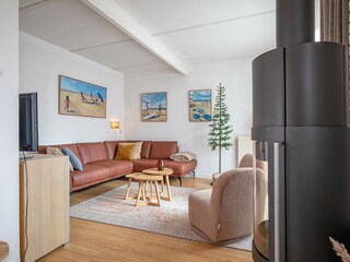 Wohnzimmer mit Holzkamin