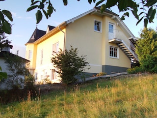 Eingang zur Ferienwohnung mit Balkon