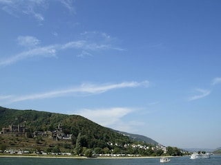 Rheinschifffahrt bei blauem Himmel