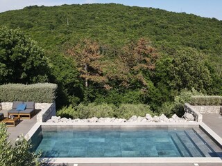 die Außenanlage/der Pool