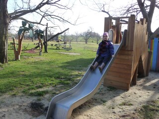 Spielplatz und große Streuobstwiese zum Herumtollen