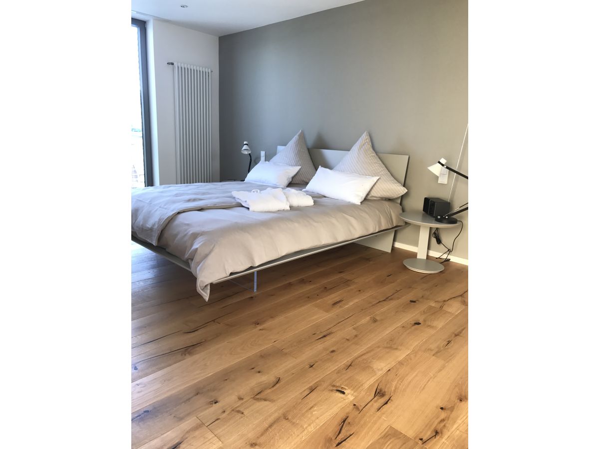 Schlafzimmer mit Eicheboden