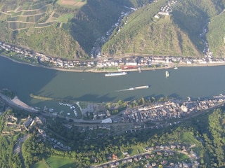 von ganz hoch oben auf die kleine Stadt