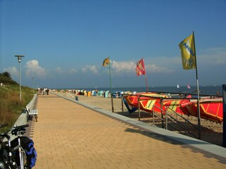 Wyker-Südstrandpromenade mit Surfschule