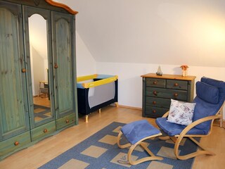 Babybett vorhanden, Relaxsessel mit Leselampe für die Gute-Nacht-Geschichte ;-)