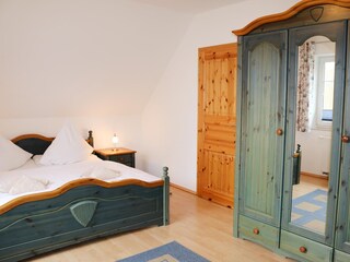 großer Kleiderschrank mit Spiegel