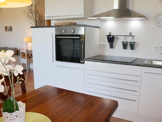 Küche mit  Backofen, Geschirrspüler