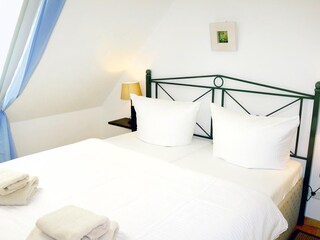 Schlafzimmer mit Doppelbett