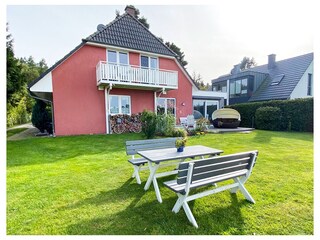Sitzplatz für ein Picknick im Garten mit Blick auf weite Wiesen