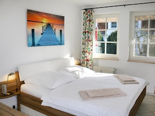 Schlafzimmer mit Doppelbett und großem Kleiderschrank