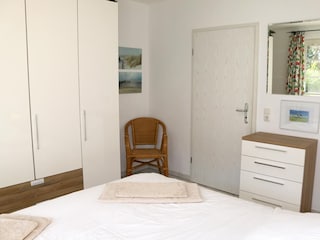 geräumiger Kleiderschrank mit viel Stauraum im Schlafzimmer