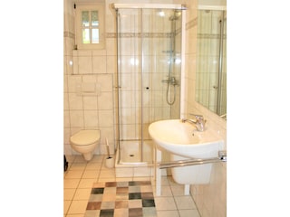 Bad mit Dusche und WC