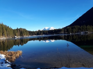 Spiegelung am Hintersee mit Eisgrenze