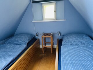 Rügen Natur Urlaub - kleines Ferienhaus - Betten im DG