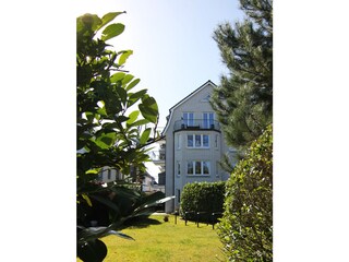 Vorderseite des Hauses mit Fahrradständer