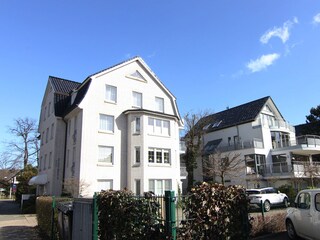 Rückseite und Parkplatz des Hauses