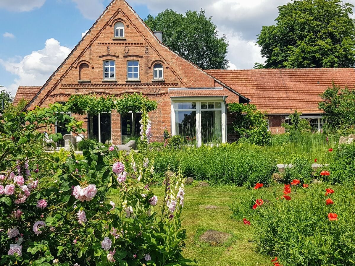 Haupthaus und rechts Rose Cottage