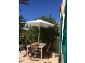 40 qm Terrasse mit Sonnenschirmen und 2 Sonnenliegen