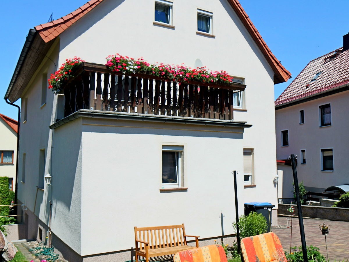 Blick vom Garten auf den Balkon