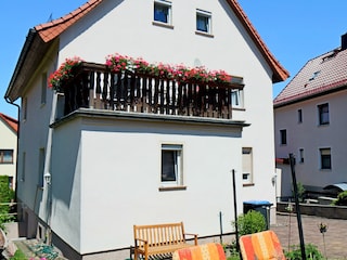 Blick vom Garten auf den Balkon