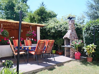 Überdachte Sitzecke und Grill