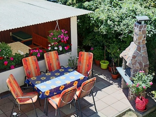 Überdachte Sitzecke und Grill