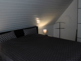 Schlafraum 2 mit Boxspringbett und Fernseher