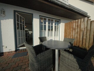 Blick von der Terrasse in die Wohnung